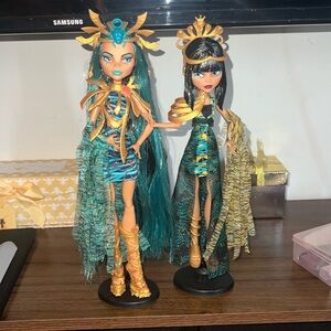 Monster High Mummy Majesties Cleo and Nefera De Nile Collectible Doll Two-Pack